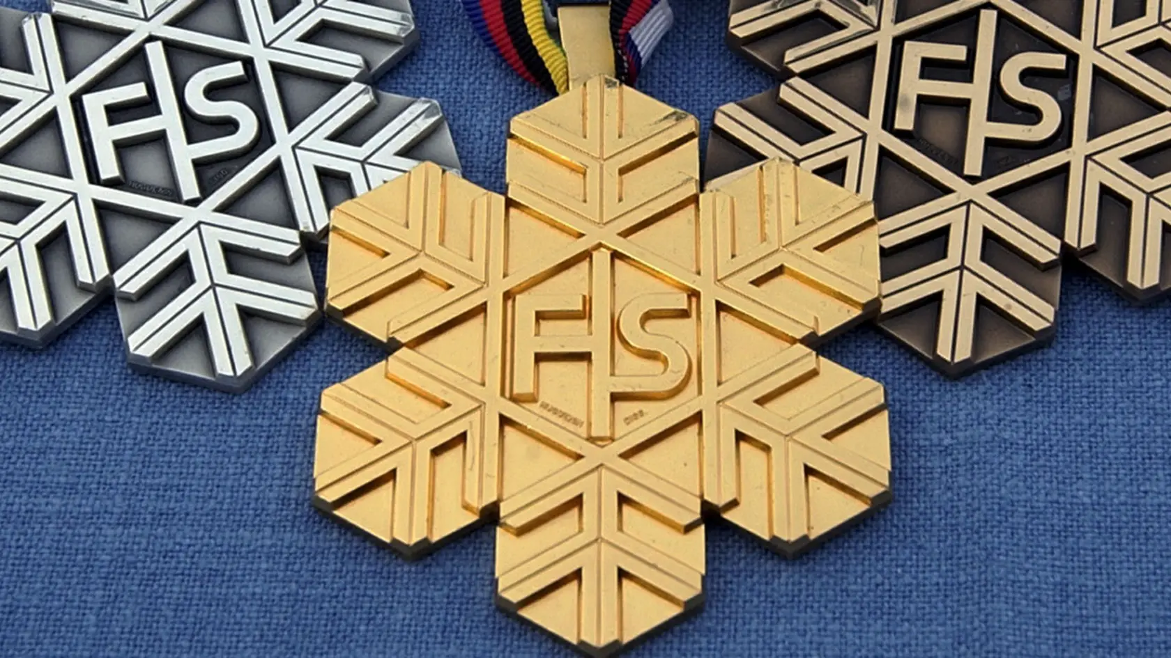Lot 3 Insignes Ou Médailles De Ski – Made In France – Occasion